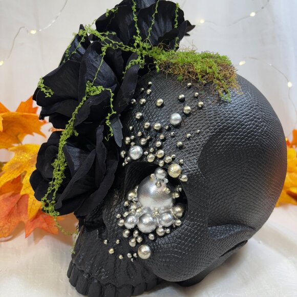 Halloween Glam Floral Black Roses Skull Pearls Moss Figure Centerpiece RARE - Picture 1 of 14